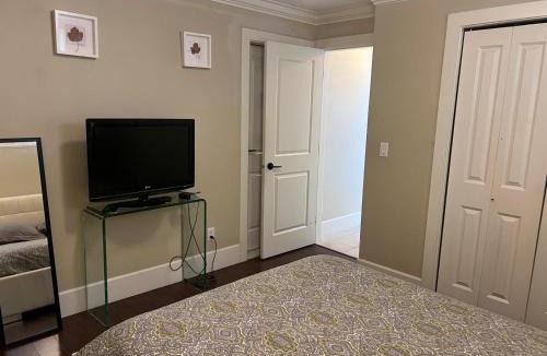 Vancouver South Apartment | Equipped Guesthouse Near Oakridge Mall
