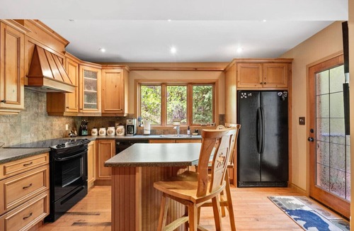 East Kootenay Cabin | Evergreen Escape | Hot Tub | Tucked in the Woods