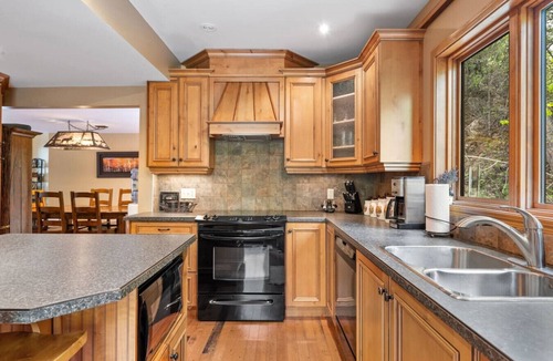East Kootenay Cabin | Evergreen Escape | Hot Tub | Tucked in the Woods