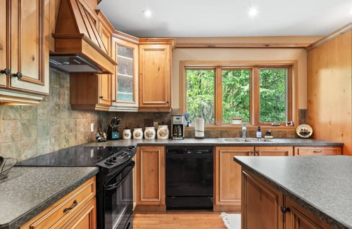 East Kootenay Cabin | Evergreen Escape | Hot Tub | Tucked in the Woods