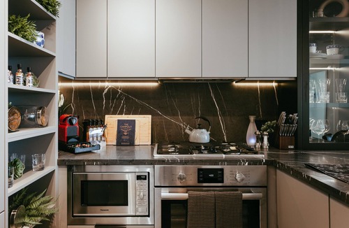 Richmond City Centre Apartment | ☆Evergreen Loft☆ Designer Apt in Central Richmond