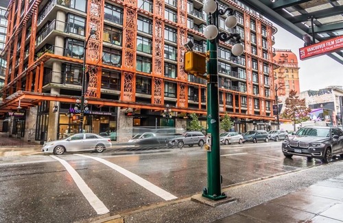 Gastown Condo | Executive 2-bed Suite Downtown near Canada Place & Rogers Arena Parking Included