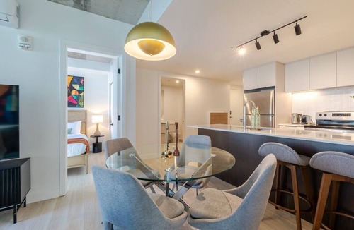 Quartier des Spectacles Apartment | Executive Apartment | Free Parking & Pool