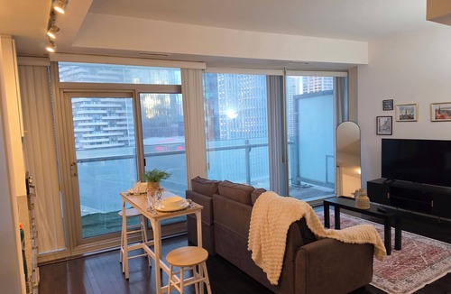 Toronto Entertainment District Condo | Executive condoCN Tower| Leafs| Raptors| Harbourfront| Balcony