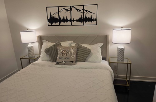 Toronto Entertainment District Condo | Executive condoCN Tower| Leafs| Raptors| Harbourfront| Balcony