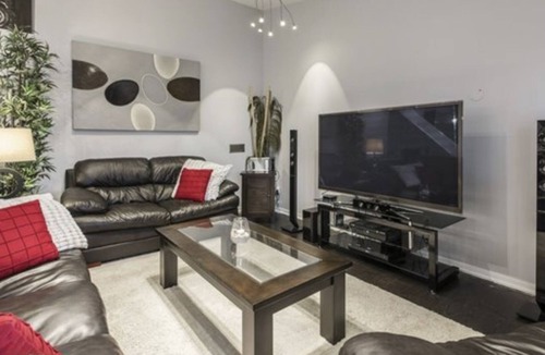 Lakeview House | Executive/Family Home | 2 BR Office Parking 10mins to Toronto or Pearson
