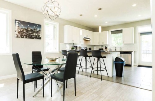 Jasper Place House | Executive Home - Long Stays - Garage - WiFi & NFLX