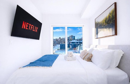 Crescent Heights Apartment | Executive Suite Downtown Skyline View UG Parking