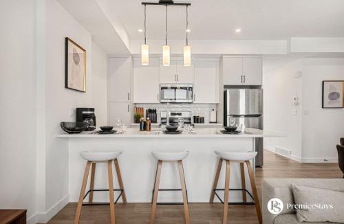 Springbank Hill House | Executive Suite with King Bed Garage AC Free Banff Pass 65 Inch TV