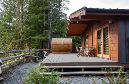 Port Renfrew House | Explorer's Retreat Sauna & Bunkhouse & Fire pit