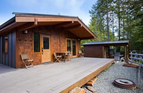Port Renfrew House | Explorer's Retreat Sauna & Bunkhouse & Fire pit