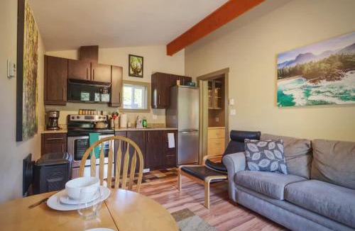 Port Renfrew House | Explorer's Retreat Sauna & Bunkhouse & Fire pit