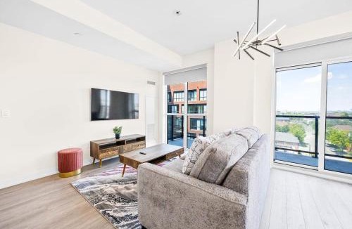 Harwood Apartment | Exquisite 3BR with Den & Complimentary Parking
