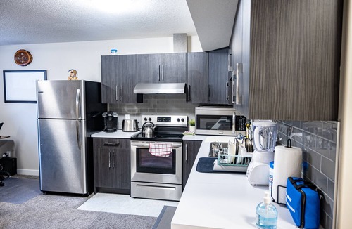 Airdrie House | Exquisite & Cozy La'Posh Suite w/WiFi, Workspace, Storage