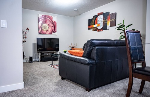 Airdrie House | Exquisite & Cozy La'Posh Suite w/WiFi, Workspace, Storage