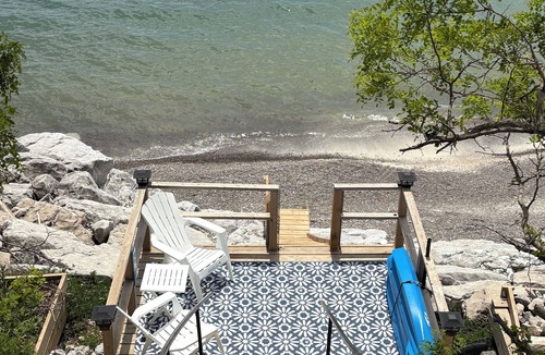 Dunnville Cottage | Extend your summer-few September dates remain. Sleeps 6, beachfront pets ok!