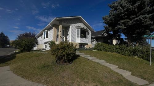 Calgary House | Extra Spacious vintage styled basement apartment - private