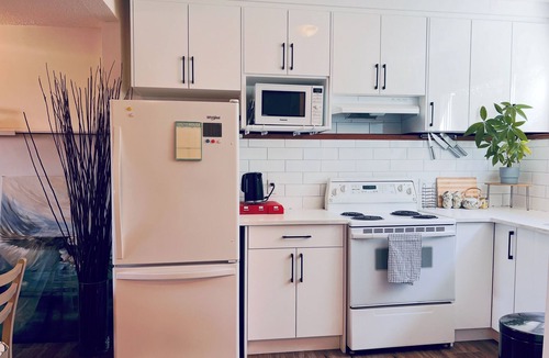 Northwest Calgary House | Fabulous 2-bedroom house with WiFi in Calgary