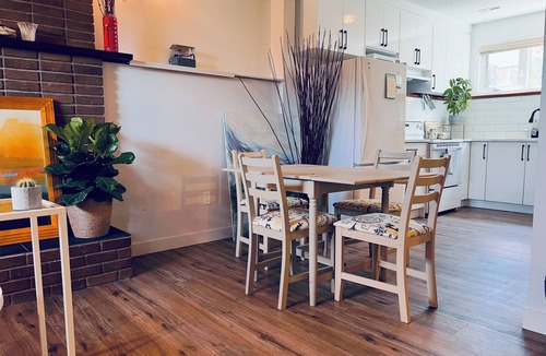 Northwest Calgary House | Fabulous 2-bedroom house with WiFi in Calgary
