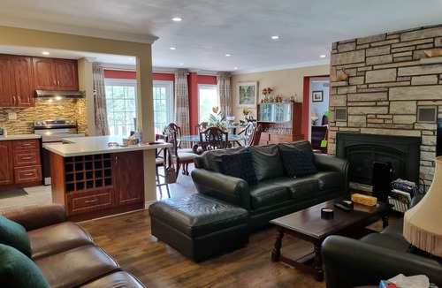 Kirkfield Cottage | Fabulous waterfront 3bdRm+ 2Rm Family Cottage @Kawartha Lakes 430' Yard 2.5wshrm