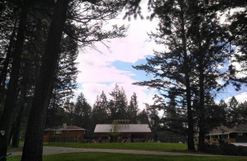 East Kootenay Hotel | Fairmont Mountain Bungalows