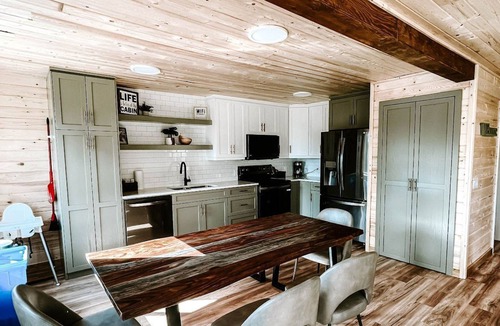 Falcon Beach Cabin | Faloma Lakeside Cabins