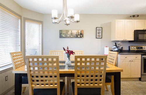 Southwest Edmonton House | Family and Business friendly AC home, 20 minutes to the airport and WE Mall