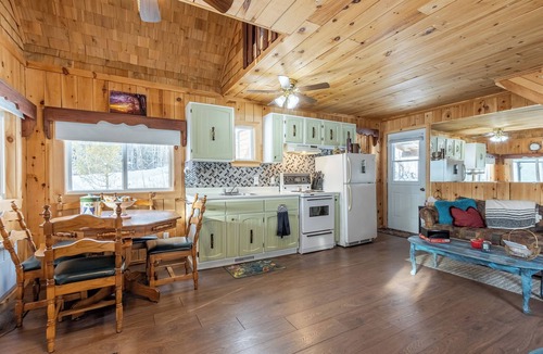 Gloucester County Cabin | Family Cabin- Wi-Fi - Snowmobile