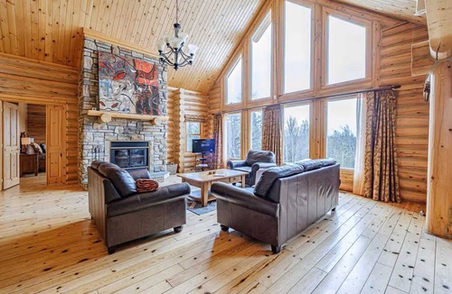 Fiddler Lake Resort Ski Chalet | Family Chalet with Sauna, Hot tub & Outdoor Pool