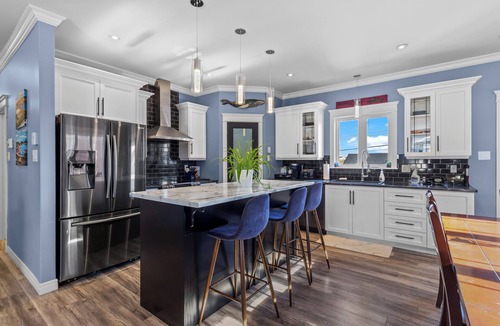 Paradise Apartment | Family-Friendly 3BR, HotTub, Patio, Bar, Fireplace