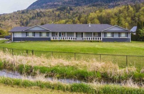 Yarrow House | Family Friendly Acreage Retreat w/ In-ground Saltwater Pool & Mtn Views