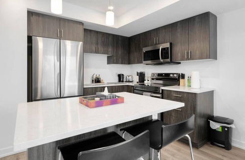 Welland House | Family Friendly Canal Front 3BR with BBQ and Sleeps 8 guests