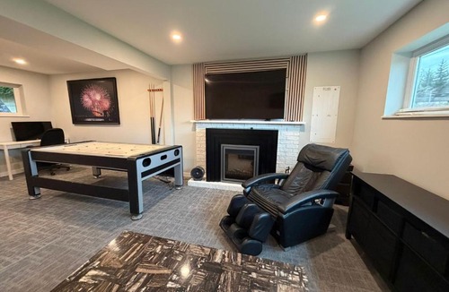 Delta House | Family Fun Retreat Near Vancouver I Movie Nights, Games & Large Backyard