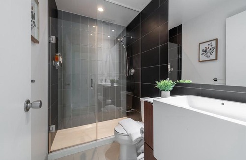 Bathurst Quay Apartment | Family Haven by Rogers Centre Parking Sleeps 8