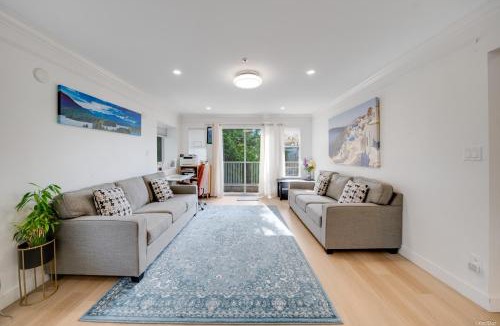 Sunset House | Family Retreat sleeps 12 Near YVR Airport, Downtown