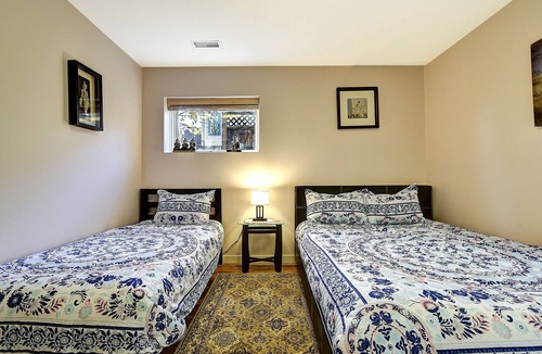 Central Okanagan Bed & Breakfast | Family Room With Shared Bathroom