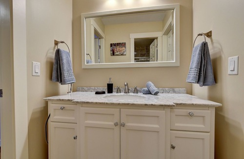Central Okanagan Bed & Breakfast | Family Room With Shared Bathroom