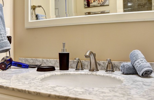 Central Okanagan Bed & Breakfast | Family Room With Shared Bathroom