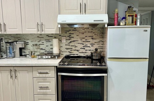 Ajax Apartment | Family style cozy living in friendly surroundings