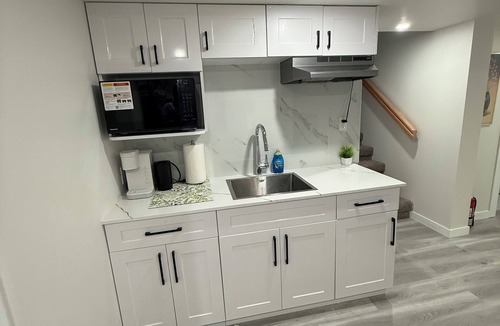 Winnipeg House | Family suit near costco with free parking and wifi