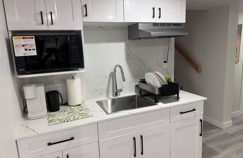 Winnipeg House | Family suit near costco with free parking and wifi