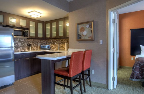 Central Hamilton Apartment | Family Suite w/ Full Kitchen | Free Hot Breakfast