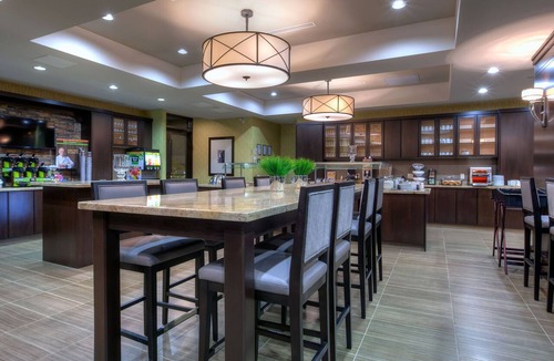 Central Hamilton Apartment | Family Suite w/ Full Kitchen | Free Hot Breakfast