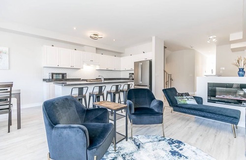 The Blue Mountains House | Family Townhouse, Walk-Shuttle to Blue, Fire Pit