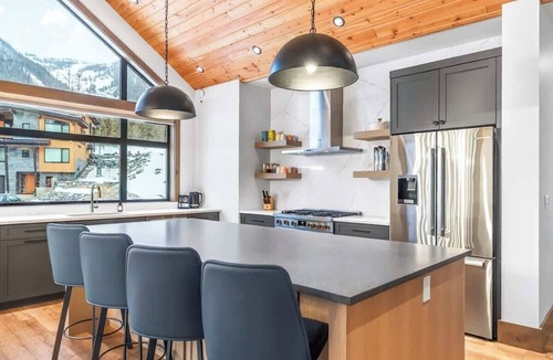 East Kootenay Ski Chalet | Fernie Alpine Chalet: Sports Court & Hot Tub
