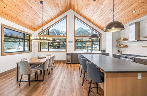 East Kootenay Ski Chalet | Fernie Alpine Chalet: Sports Court & Hot Tub