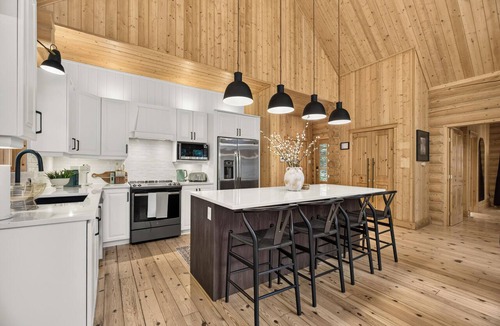 Fiddler Lake Resort House | Fiddler Lake Resort - Deer 16
