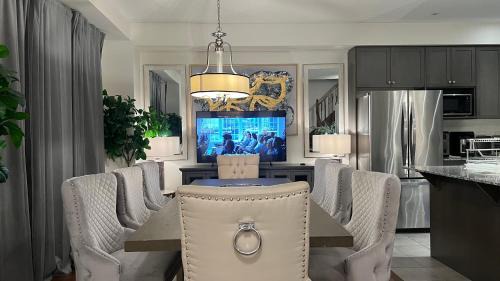 Vaughan House | MAJOR INTERNATIONAL SPORTING EVENT 2026 Kleinburg Luxe Town Residence 9 Queen Beds Sleeps 18