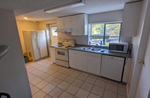 Burnaby House | Major international sporting event - 3500sqft House! Sleeps up to 16 people! Pet friendly.