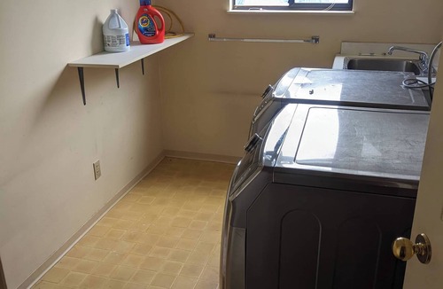 Burnaby House | Major international sporting event - 3500sqft House! Sleeps up to 16 people! Pet friendly.